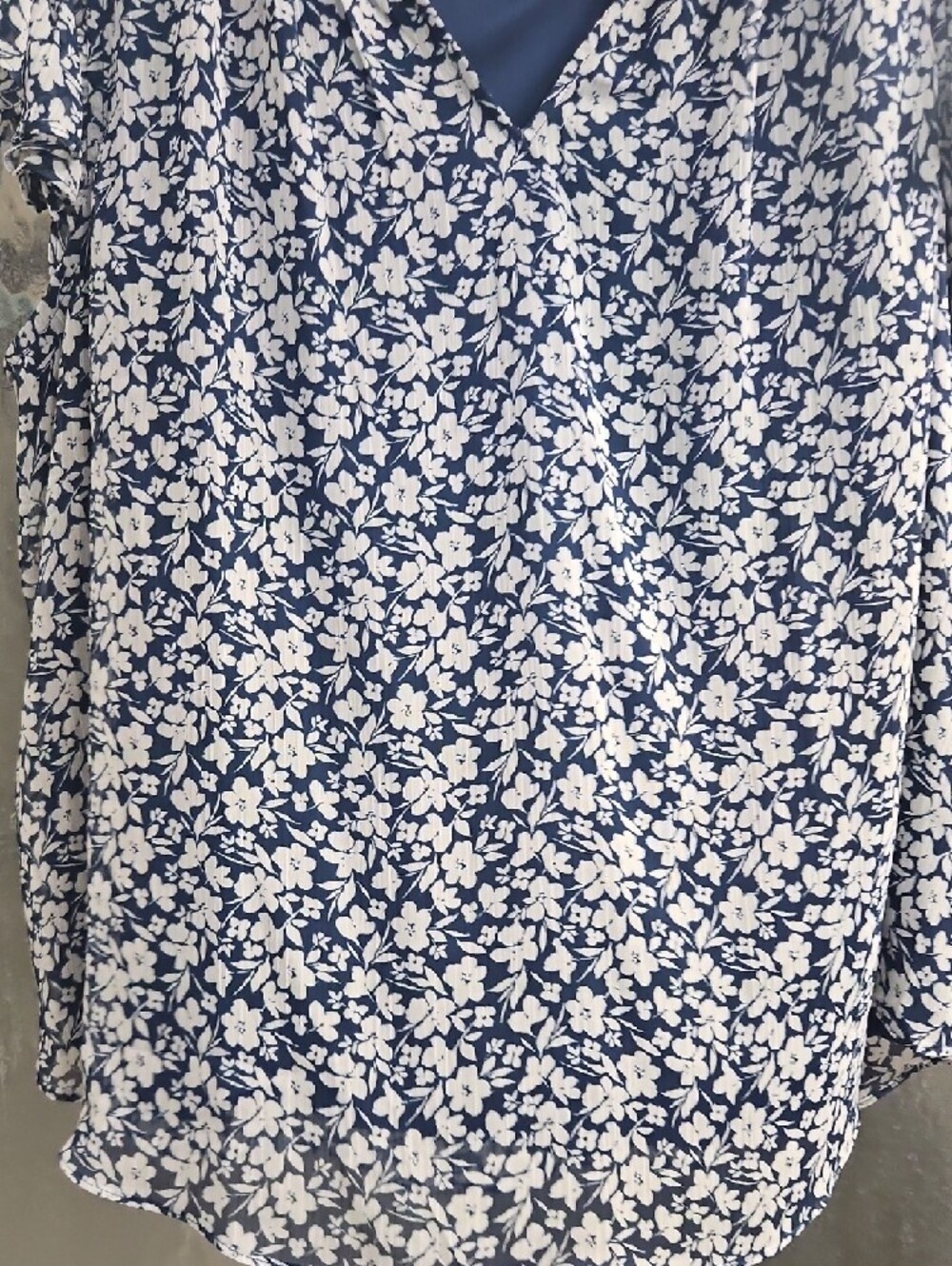 LC Lauren Conrad Navy and White Floral V-Neck Cap Sleeve Blouse - Picture 4 of 5